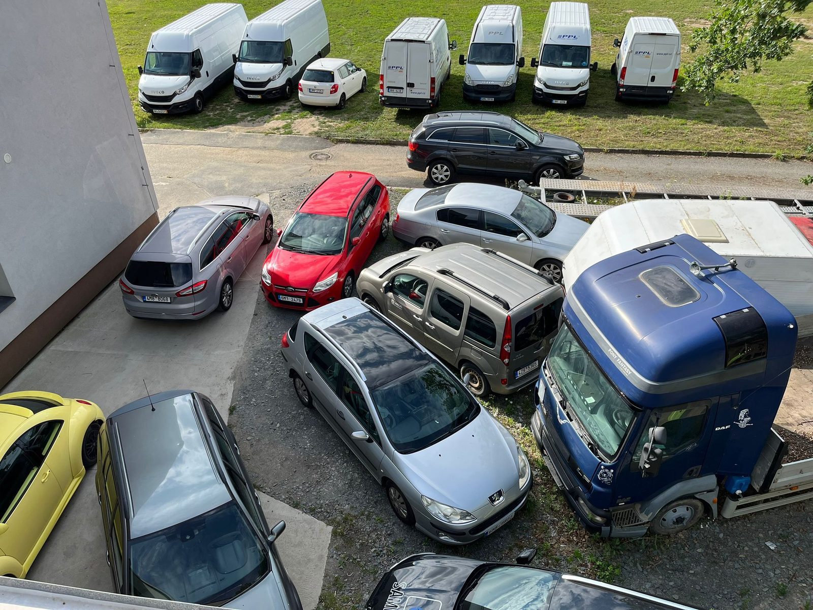Vozidlo na zvedáku v autoservisu v Olomouci