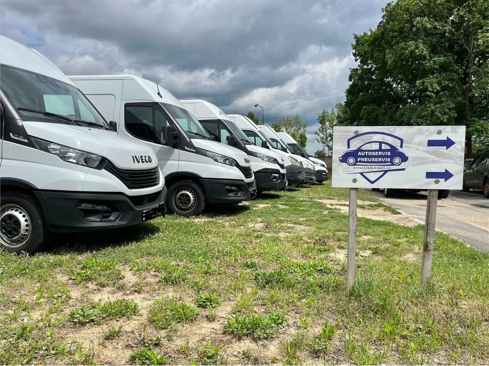 Mechanik při opravě vozu v Olomouci-Holici